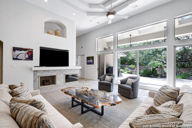 Listing photo id 5 for 14122 Bluff Manor