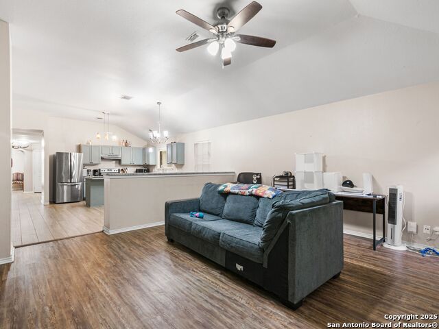 Listing photo id 5 for 8711 Dumaine