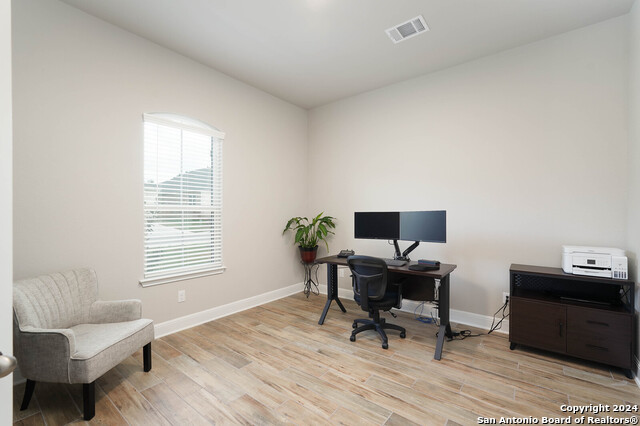 Image 4 of 31 For 1043 Aidenbaum