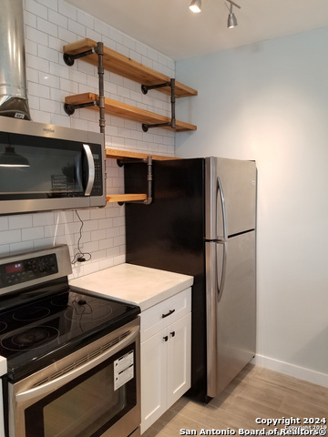 Image 10 of 11 For 908 Camaron St