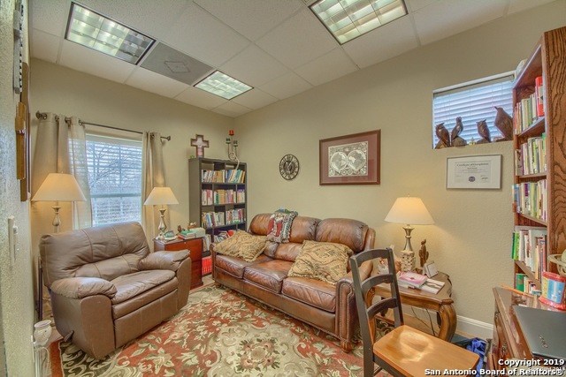 Listing photo id 4 for 18834 Stone Oak Pkwy 104-a