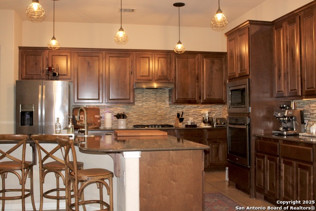 Listing photo id 7 for 3426 Hilldale Point