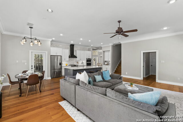 Listing photo id 11 for 915 Foxton