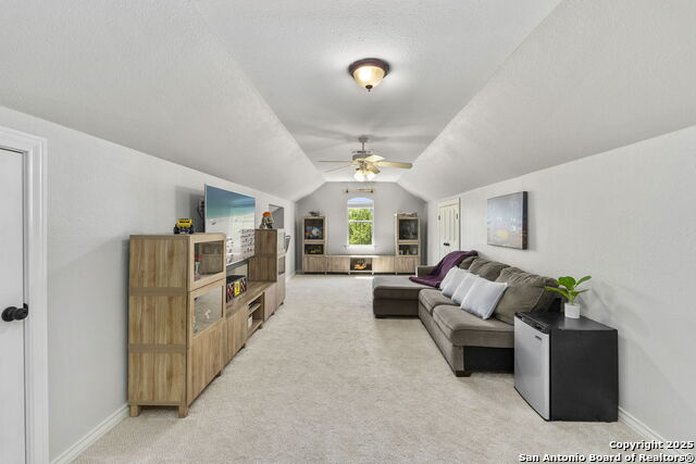 Listing photo id 20 for 915 Foxton