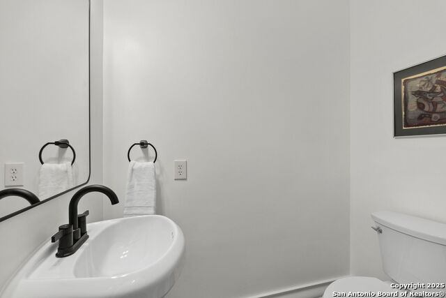 Listing photo id 24 for 915 Foxton
