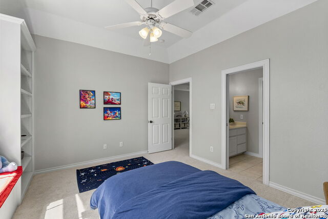 Listing photo id 30 for 915 Foxton