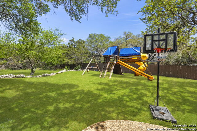 Listing photo id 34 for 915 Foxton