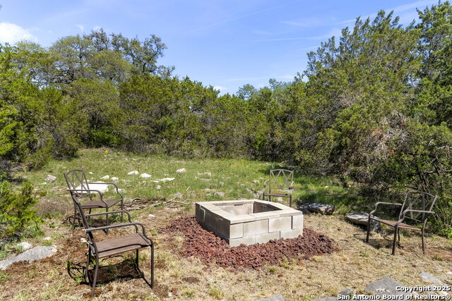 Listing photo id 40 for 915 Foxton