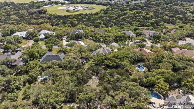 Listing photo id 44 for 915 Foxton