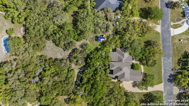 Listing photo id 45 for 915 Foxton