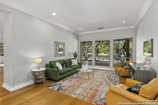 Listing photo id 4 for 915 Foxton