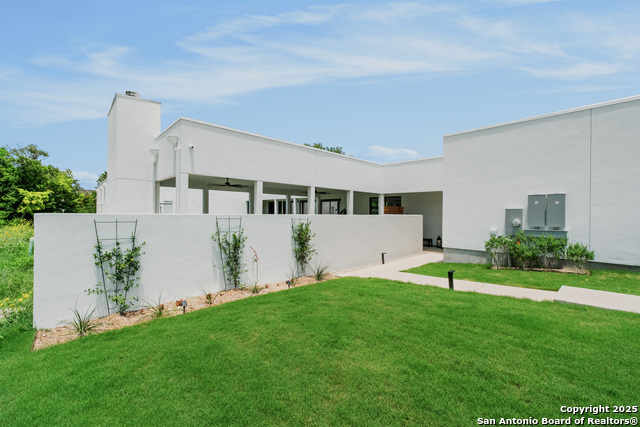 Image 4 of 24 For 8218 Country Lane Court