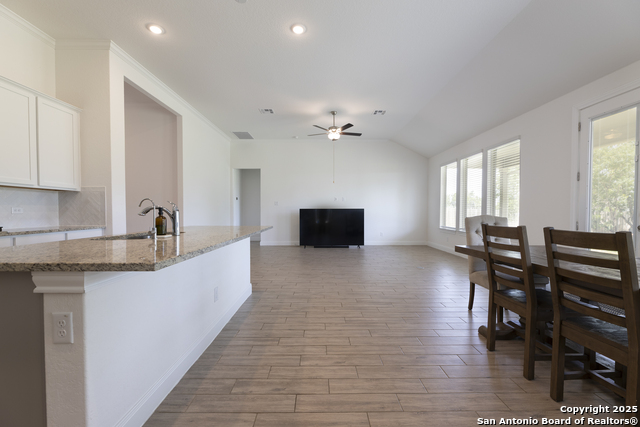 Listing photo id 10 for 9307 Madler
