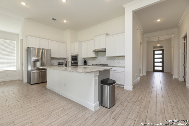 Listing photo id 5 for 9307 Madler