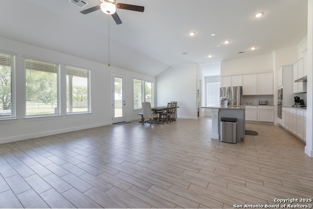 Listing photo id 6 for 9307 Madler