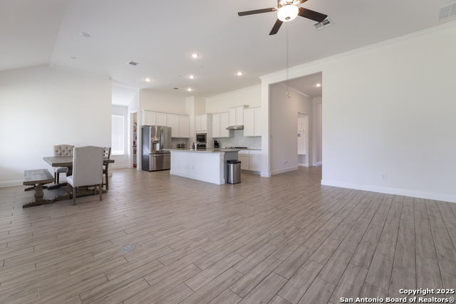 Listing photo id 7 for 9307 Madler