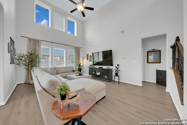 Image 8 of 37 For 727 Navarro  