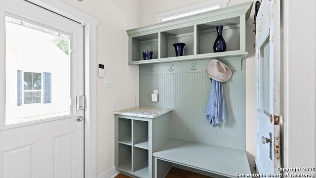 Listing photo id 23 for 2730 Beaver