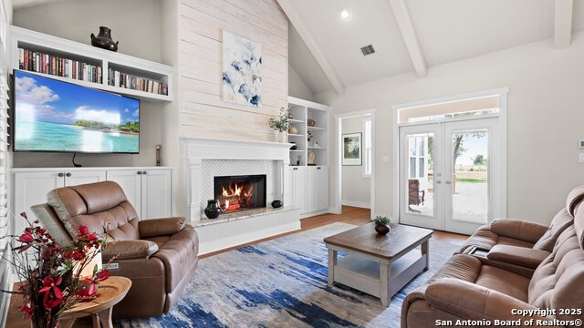 Listing photo id 3 for 2730 Beaver