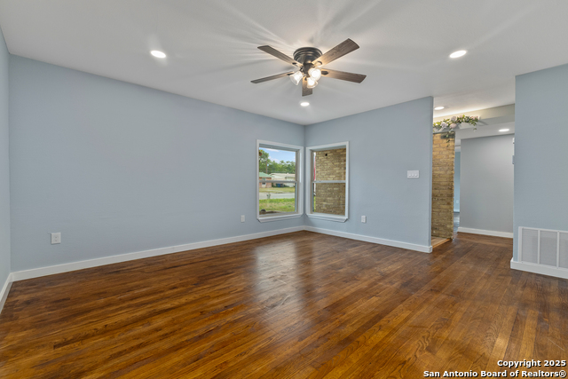 Listing photo id 2 for 534 Cicero  