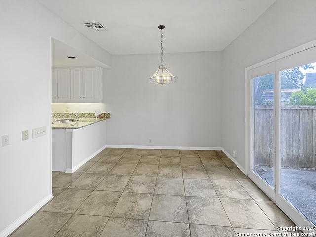 Listing photo id 8 for 210 Circle St 05