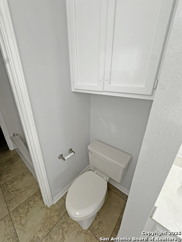 Listing photo id 11 for 210 Circle St 05