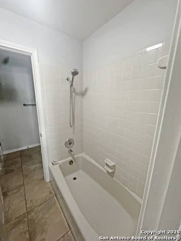 Listing photo id 15 for 210 Circle St 05