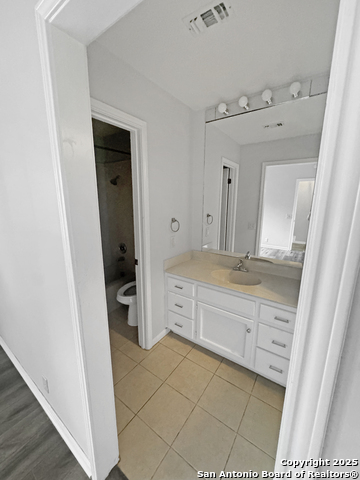 Listing photo id 1 for 210 Circle St 05