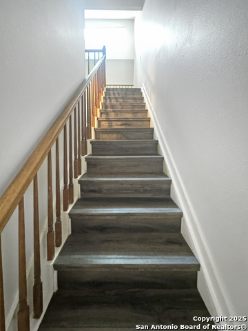 Listing photo id 3 for 210 Circle St 05