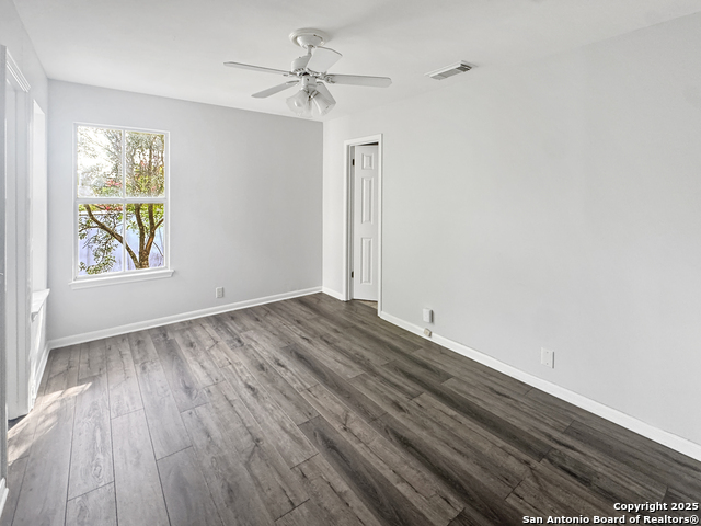 Listing photo id 7 for 210 Circle St 05