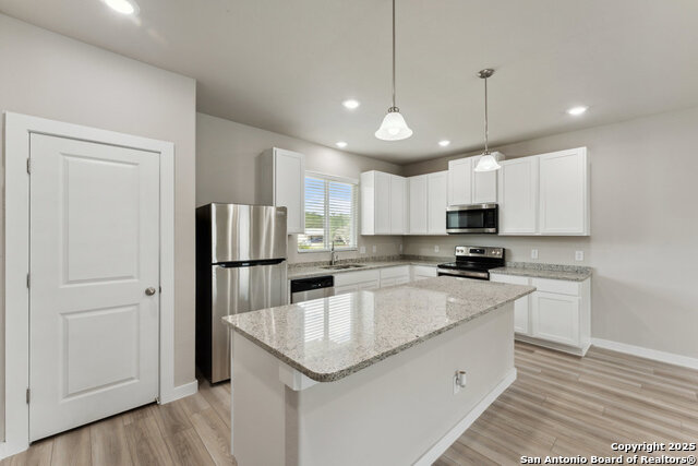 Listing photo id 10 for 21419-21503 Sir Walter Ln