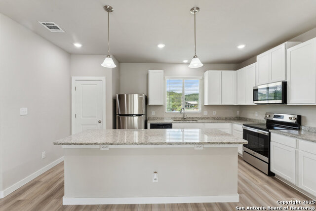 Listing photo id 5 for 21419-21503 Sir Walter Ln
