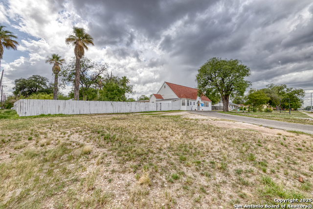Listing photo id 2 for 1007 Getty St N