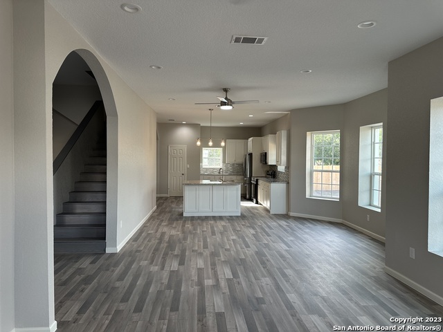 Image 5 of 14 For 603 Bond St N
