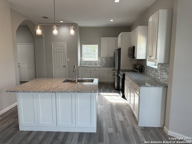 Image 6 of 14 For 603 Bond St N