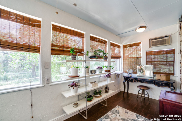 Listing photo id 8 for 20892 Bluehill Pass