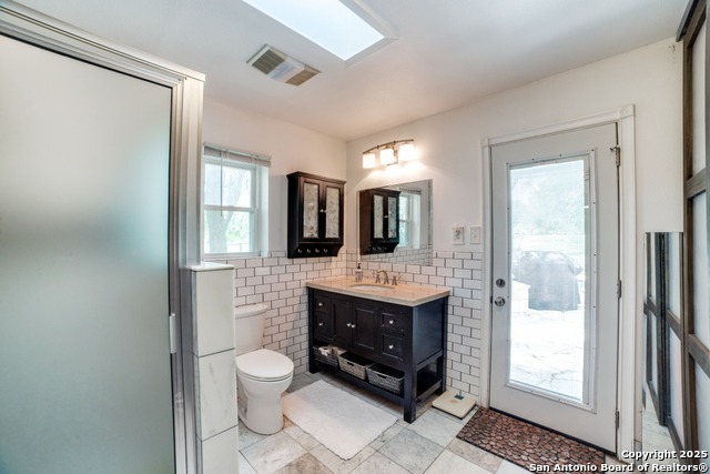 Listing photo id 13 for 20892 Bluehill Pass