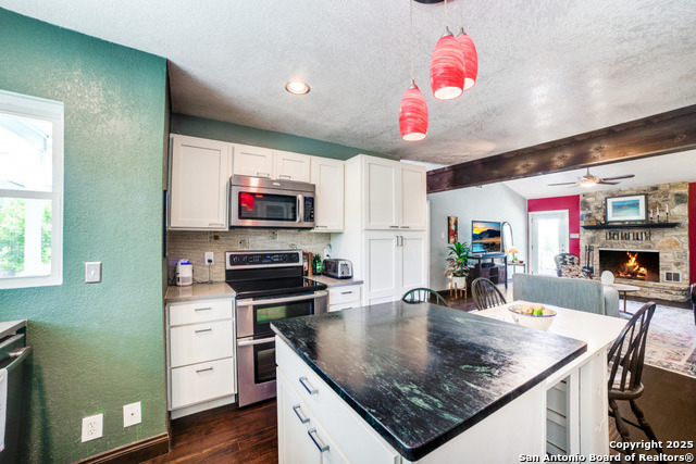 Listing photo id 4 for 20892 Bluehill Pass