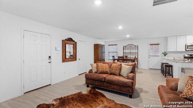 Image 4 of 17 For 5315 Hornbeck