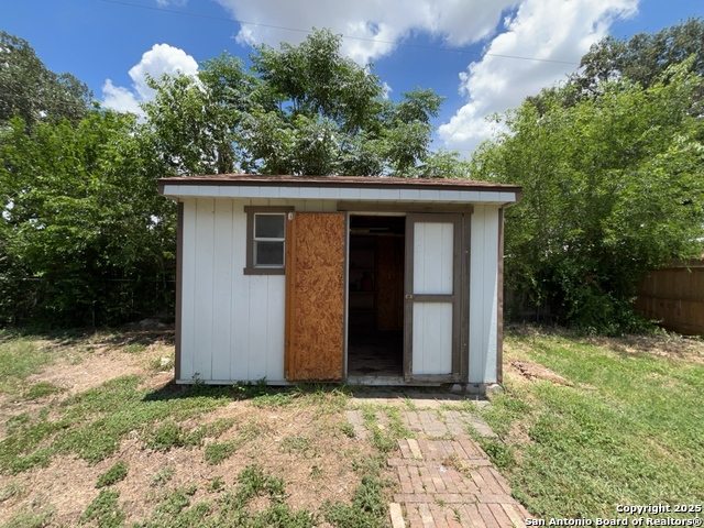 Image 32 of 40 For 9202 Silver Hill St