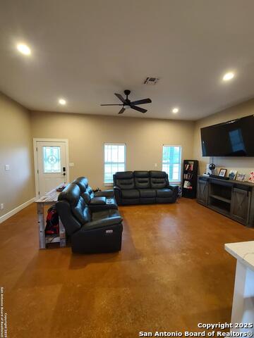 Listing photo id 9 for 301 Pickford