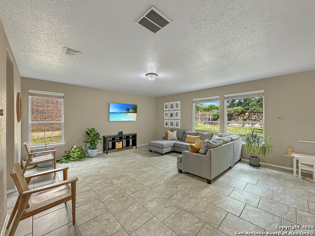 Listing photo id 3 for 6847 Briscoe Mill