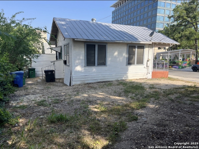 Listing photo id 0 for 508 Grayson E