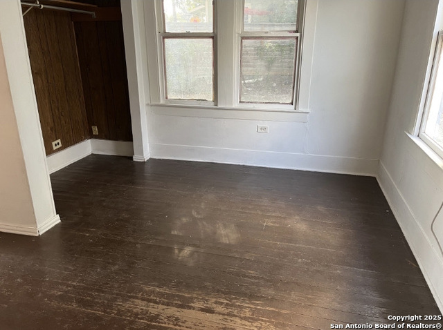 Listing photo id 3 for 508 Grayson E