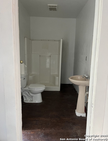 Listing photo id 4 for 508 Grayson E
