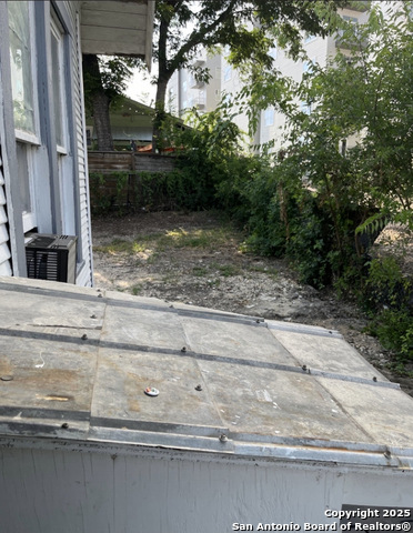 Listing photo id 7 for 508 Grayson E