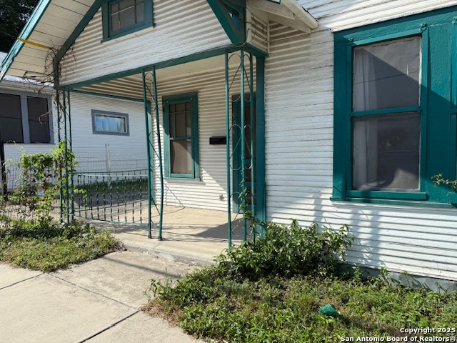 Listing photo id 0 for 506 Grayson E