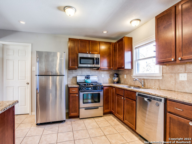 Listing photo id 8 for 115 Blakeley Dr