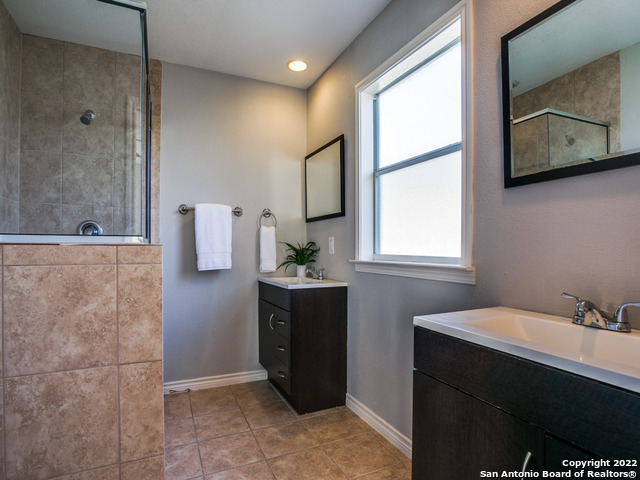 Listing photo id 15 for 115 Blakeley Dr