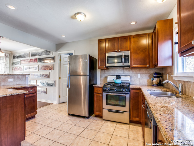 Listing photo id 7 for 115 Blakeley Dr